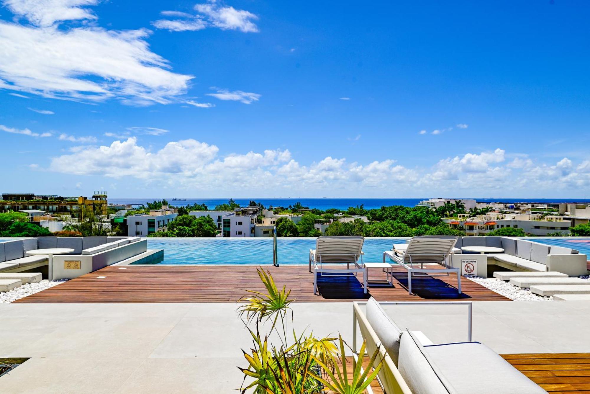 ホテル Aloft プレヤデルカーメン エクステリア 写真 Rooftop pool at the Ritz-Carlton, Dorado Beach, Puerto Rico
