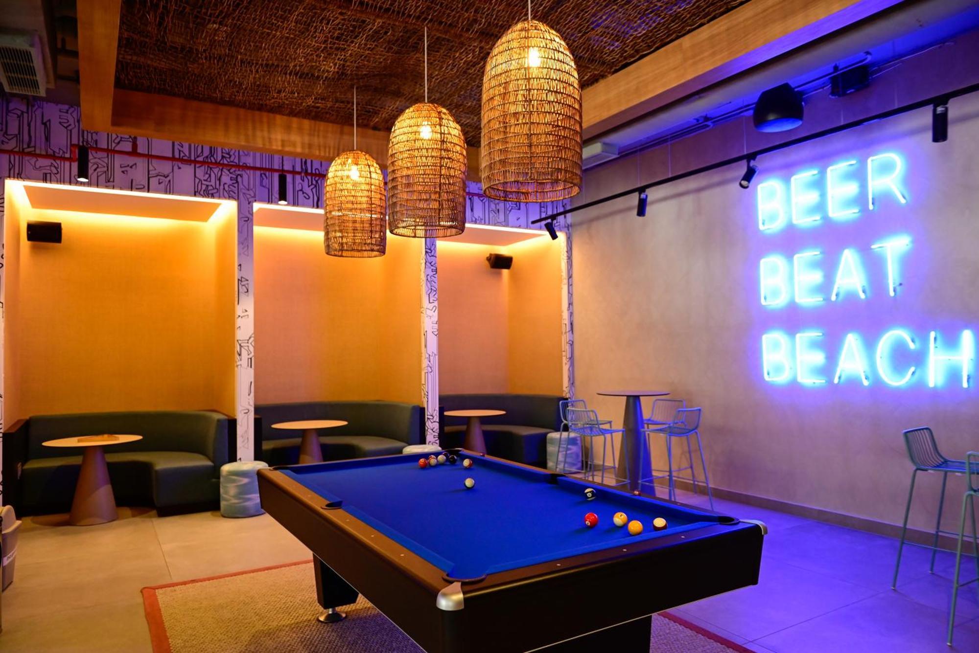 ホテル Aloft プレヤデルカーメン エクステリア 写真 The interior of the bar