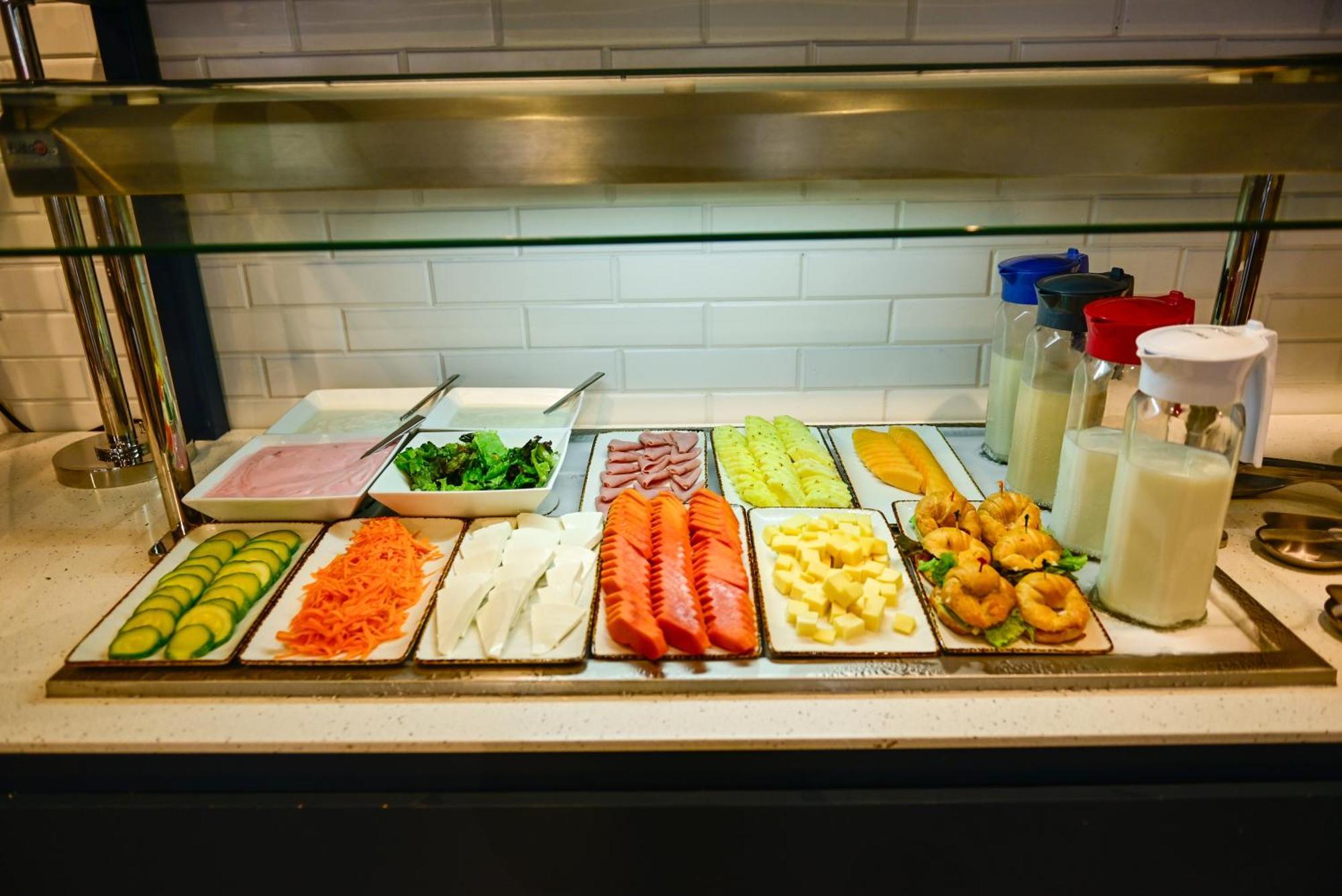 ホテル Aloft プレヤデルカーメン エクステリア 写真 A salad bar