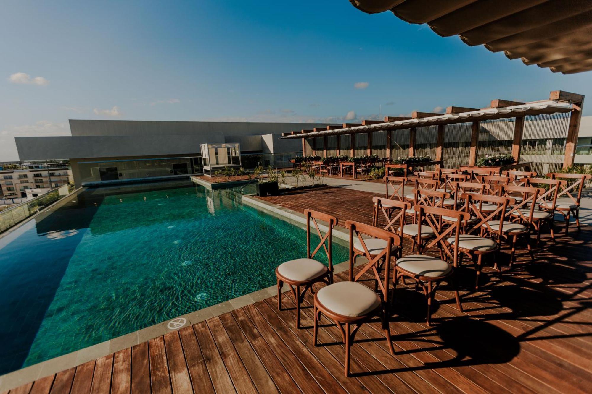 ホテル Aloft プレヤデルカーメン エクステリア 写真 Rooftop pool at the hotel