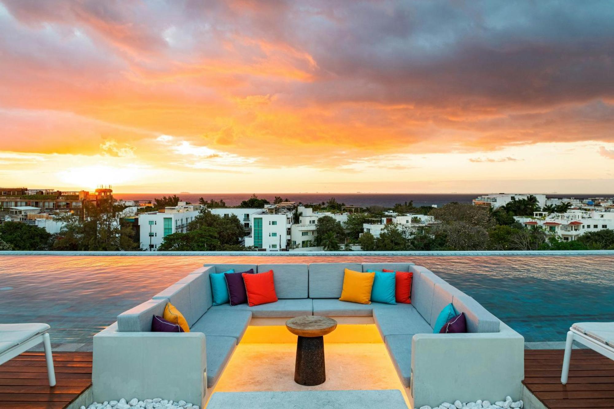 ホテル Aloft プレヤデルカーメン エクステリア 写真 Sunset at the rooftop pool