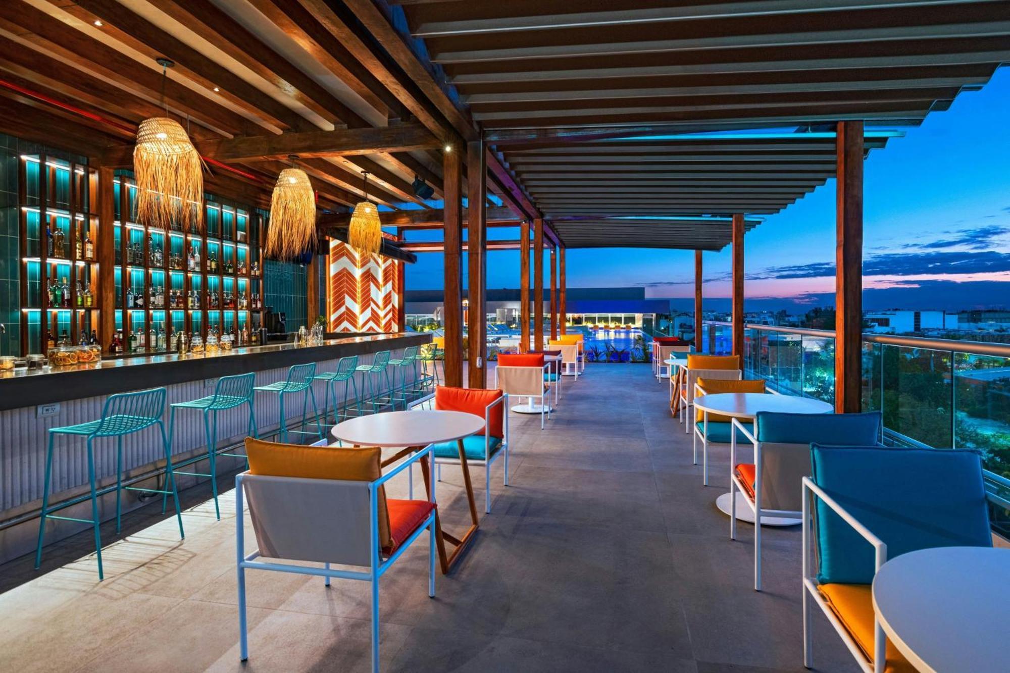ホテル Aloft プレヤデルカーメン エクステリア 写真 The rooftop bar at the W Bali