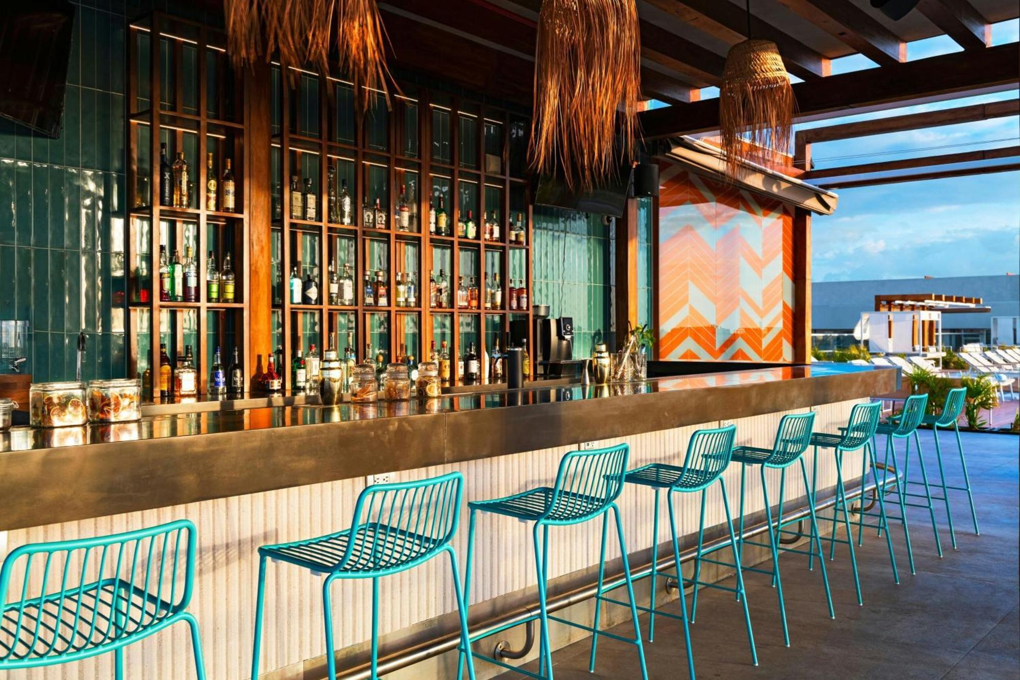 ホテル Aloft プレヤデルカーメン エクステリア 写真 The bar at the rooftop pool