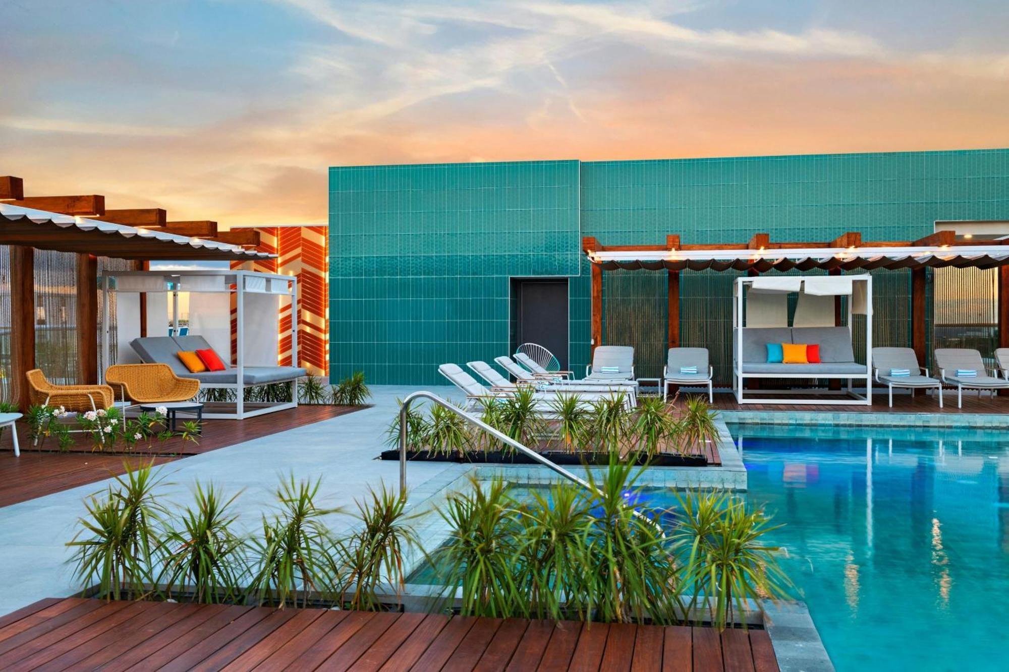 ホテル Aloft プレヤデルカーメン エクステリア 写真 The rooftop pool at the hotel