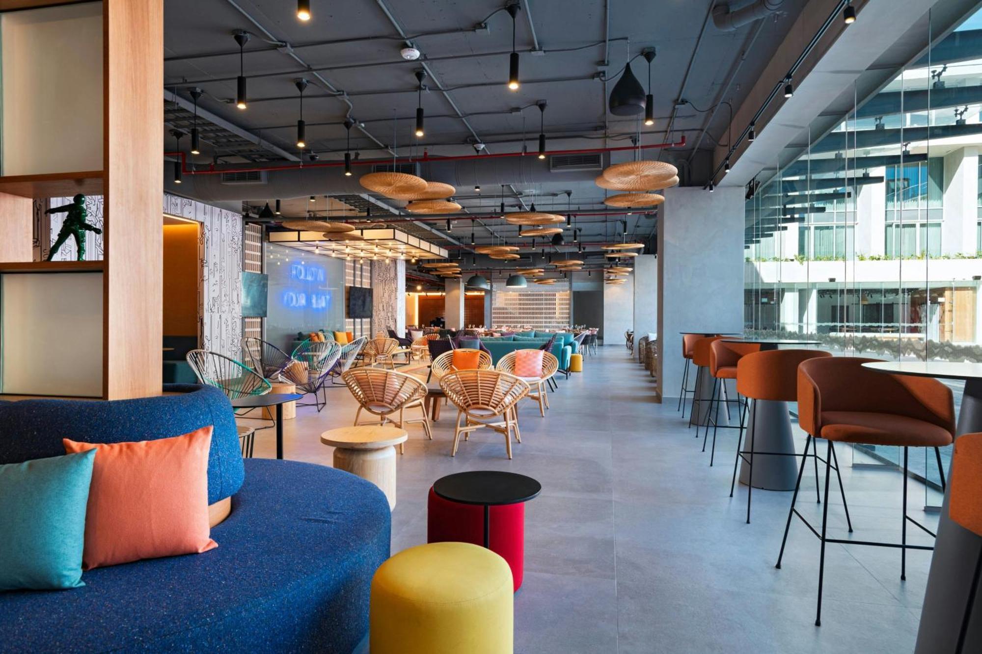 ホテル Aloft プレヤデルカーメン エクステリア 写真 The lounge at the airport