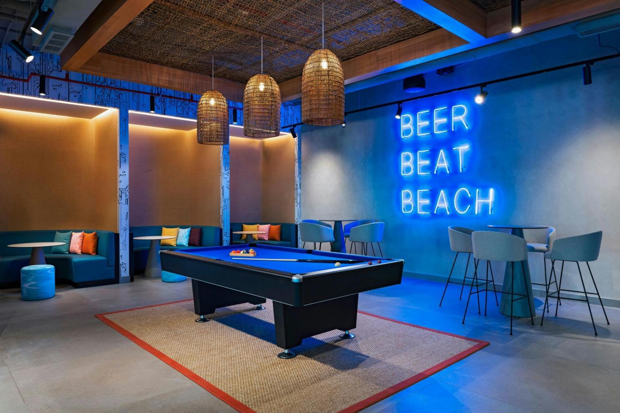 ホテル Aloft プレヤデルカーメン エクステリア 写真 The pool table at the 2018 edition of the lounge