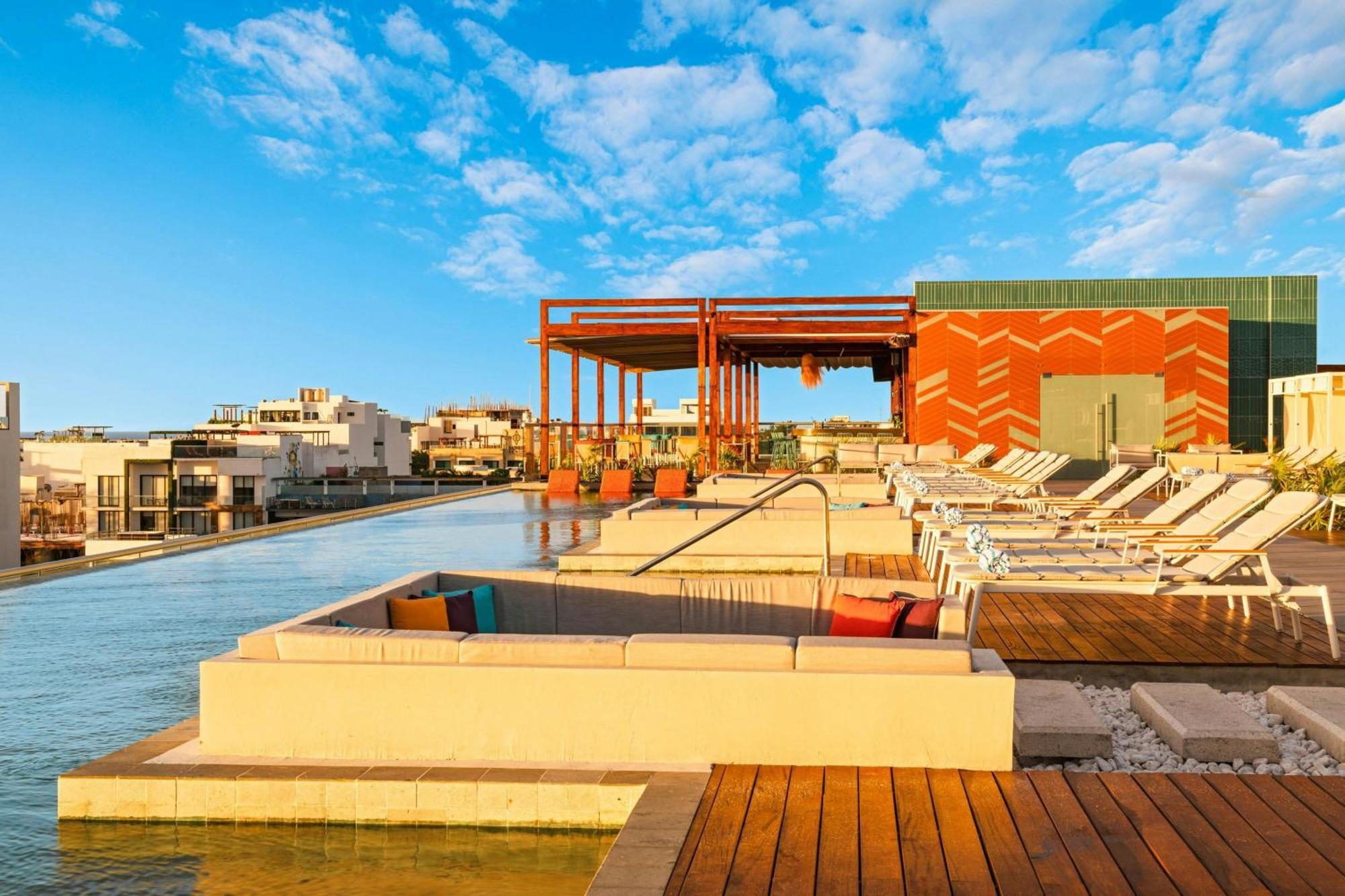 ホテル Aloft プレヤデルカーメン エクステリア 写真 Rooftop pool at the Hotel